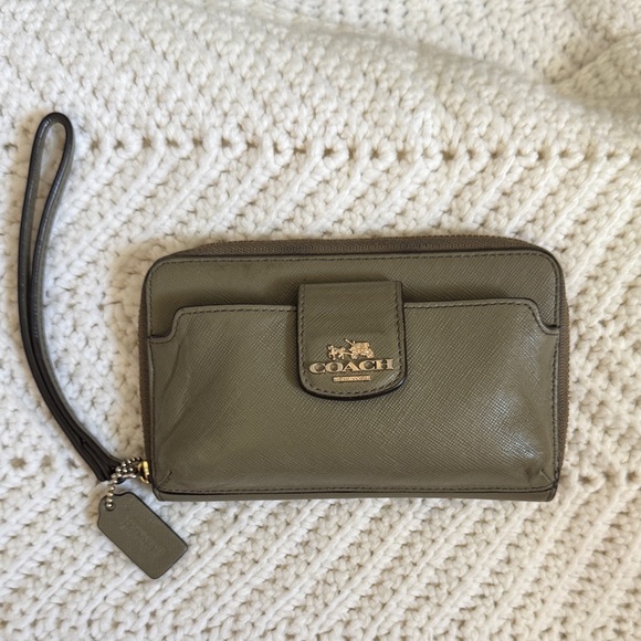 💥HOST PICK 💥Coach Sage Green Wristlet Clutch - Picture 2 of 16